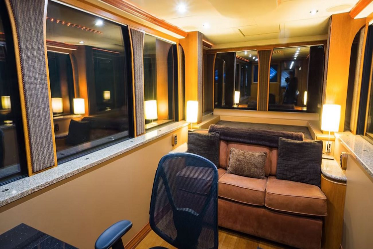 Hiện, Will Smith không còn sở hữu The Heat, nó đã được giao lại cho Ronald Anderson. “Biệt thự hai tầng” vẫn còn hoạt động tốt và bất kỳ ai cũng có thể trải nghiệm, miễn là họ sẵn sàng “rút hầu bao” trả khoản phí 9.000 USD/đêm (khoảng 205 triệu đồng).