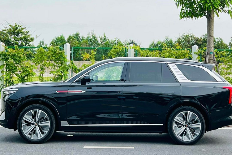 Hai phiên bản Deluxe và Premium có chung kích thước trục cơ sở 3.110 mm, chiều dài 5.209 mm và chiều rộng 2.010 mm. Bản Deluxe cao 1.731 mm, trong khi bản Premium cao 1.713 mm. Xe được trang bị mâm kích thước 21 inch, trong khi phiên bản Flagship dùng mâm 22 inch.