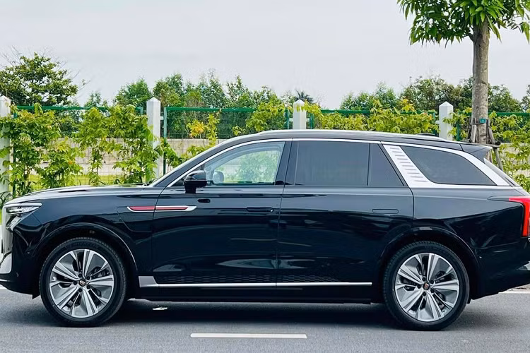 Hai phiên bản Deluxe và Premium có chung kích thước trục cơ sở 3.110 mm, chiều dài 5.209 mm và chiều rộng 2.010 mm. Bản Deluxe cao 1.731 mm, trong khi bản Premium cao 1.713 mm. Xe được trang bị mâm kích thước 21 inch, trong khi phiên bản Flagship dùng mâm 22 inch.