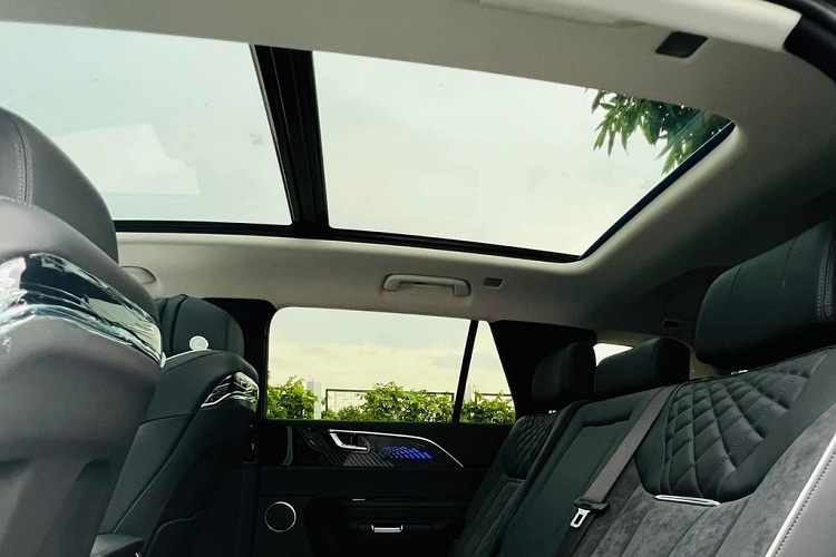 Trong khi đó, nội thất bản Deluxe bọc da Alcantara và PV. Xe được trang bị hệ thống âm thanh 8 loa. Cấu hình ghế ngồi 7 chỗ, bố trí dạng 2-3-2.