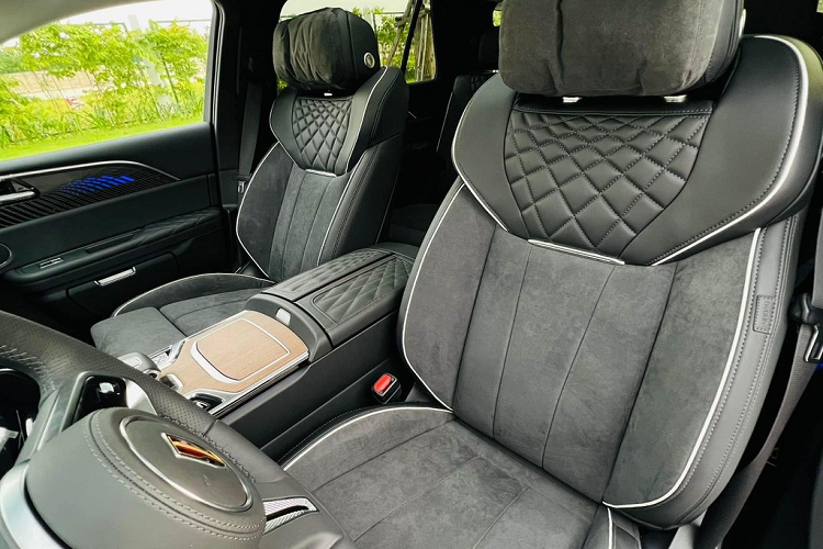 Hàng ghế sau dạng thương gia, tách rời, có thể chỉnh điện 4 hướng, tích hợp chức năng sưởi và thông gió. Bản Premium có tổng cộng 6 chỗ ngồi, bố trí dạng 2-2-2.