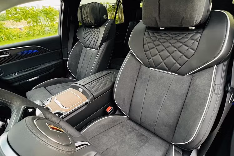 Hàng ghế sau dạng thương gia, tách rời, có thể chỉnh điện 4 hướng, tích hợp chức năng sưởi và thông gió. Bản Premium có tổng cộng 6 chỗ ngồi, bố trí dạng 2-2-2.