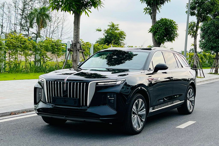 Nhìn tổng thể, Hongqi E-HS9 bản 6 và 7 chỗ ngồi có “ngoại hình” vay mượn khá nhiều từ Rolls-Royce và điều này hoàn toàn dễ hiểu khi mà Phó chủ tịch toàn cầu và là Giám đốc sáng tạo Hongqi hiện nay chính là cựu Giám đốc Thiết kế của Rolls-Royce.