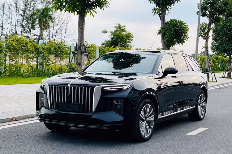 Nhìn tổng thể, Hongqi E-HS9 bản 6 và 7 chỗ ngồi có “ngoại hình” vay mượn khá nhiều từ Rolls-Royce và điều này hoàn toàn dễ hiểu khi mà Phó chủ tịch toàn cầu và là Giám đốc sáng tạo Hongqi hiện nay chính là cựu Giám đốc Thiết kế của Rolls-Royce.