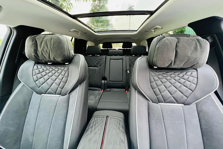 Ngoài những điểm khác biệt trên, cả hai phiên bản đều được trang bị vô-lăng tích hợp nút cảm ứng, 3 màn hình điện tử ở bảng táp-tô, cửa sổ trời toàn cảnh, điều hoà 4 vùng độc lập, sạc không dây và lọc bụi.