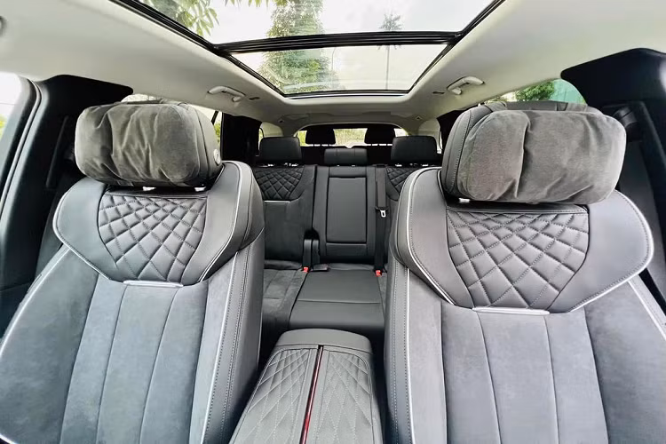 Ngoài những điểm khác biệt trên, cả hai phiên bản đều được trang bị vô-lăng tích hợp nút cảm ứng, 3 màn hình điện tử ở bảng táp-tô, cửa sổ trời toàn cảnh, điều hoà 4 vùng độc lập, sạc không dây và lọc bụi.