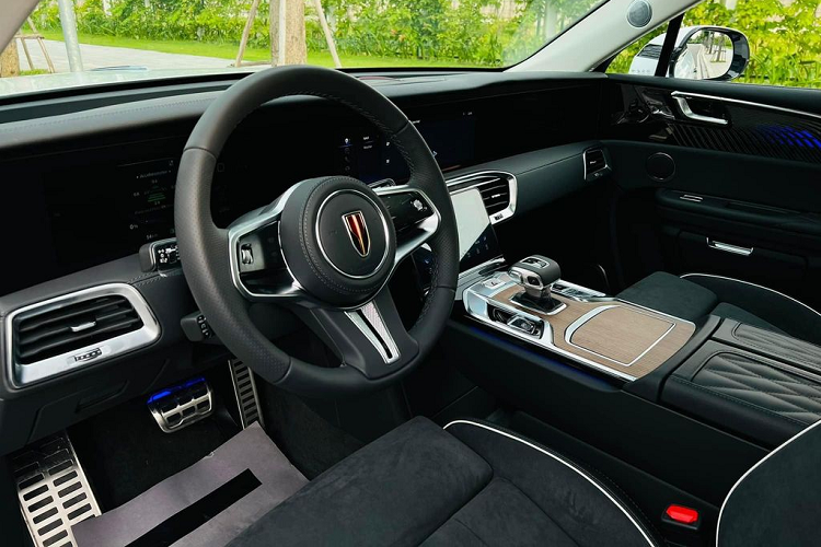 Bản Premium mang đến trải nghiệm cao cấp và hiện đại hơn với hệ thống ghế ngồi bọc da H-Nappa của Hongqi, hàng ghế ghế trước nhỉnh hơn khi được trang bị thêm tính năng massage.