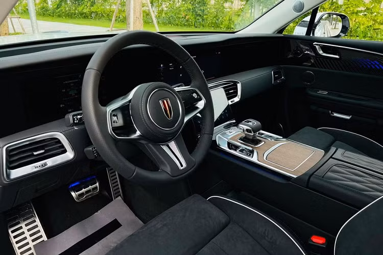 Bản Premium mang đến trải nghiệm cao cấp và hiện đại hơn với hệ thống ghế ngồi bọc da H-Nappa của Hongqi, hàng ghế ghế trước nhỉnh hơn khi được trang bị thêm tính năng massage.