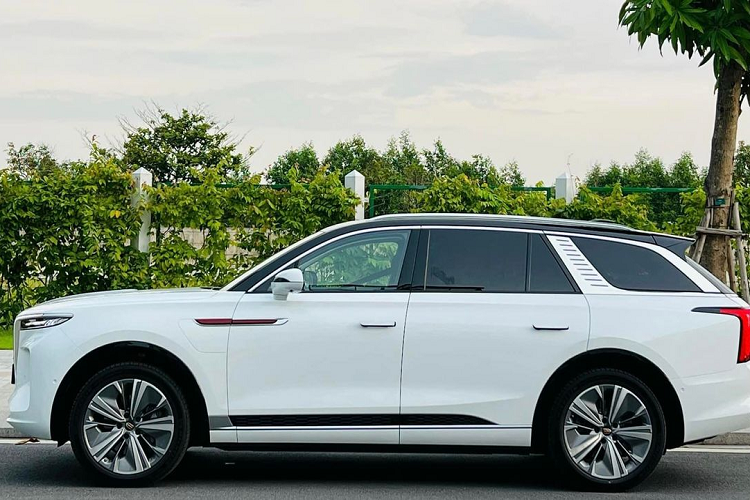 Ở bên trong, trên mỗi phiên bản sẽ có những thay đổi về mặt trang bị. Cụ thể, bản Deluxe sẽ không có màn hình dành cho ghế phụ; gương chiếu hậu trong xe góc rộng, chống chói tự nhiên; và camera hành trình DVR giống như phiên bản Premium.