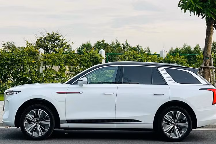 Ở bên trong, trên mỗi phiên bản sẽ có những thay đổi về mặt trang bị. Cụ thể, bản Deluxe sẽ không có màn hình dành cho ghế phụ; gương chiếu hậu trong xe góc rộng, chống chói tự nhiên; và camera hành trình DVR giống như phiên bản Premium.