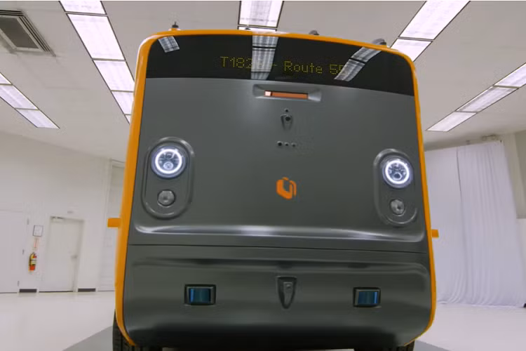 Transporter, trang bị không gian chở hàng mô-đun được gọi là uPod, có thể chở khoảng 900 kg hàng hóa, và thực hiện tới 80 điểm dừng mỗi lần chạy. Nó có thể giao nhiều loại hàng hóa khác biệt, bao gồm hàng tạp hóa, gói hàng thương mại điện tử, vật tư y tế, và hơn thế nữa. Nó có thể đạt vận tốc lên tới 112 km/h, với phạm vi hoạt động từ khoảng 256 đến 480 km với bộ pin 90 hoặc 160 kWh. Bộ sạc nhanh DC cũng có thể phục hồi phạm vi khoảng 350 km trong 45 phút.