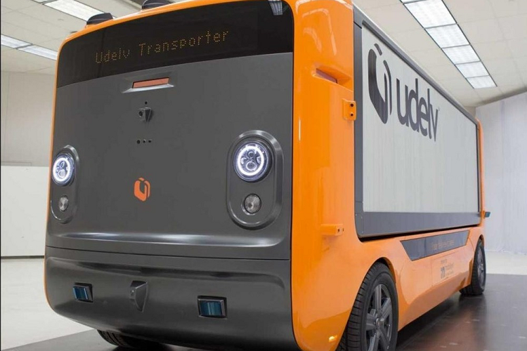 Nỗ lực mới nhất trong lĩnh vực này đến từ Udelv, một công ty ở California được thành lập vào năm 2017 với mục tiêu cách mạng hóa ngành hậu cần. Công ty đã hé lộ phương tiện giao hàng chạy điện tự hành Transporter của mình tại CES 2022, và Transporter có thể sẽ được đưa vào triển khai ngay trong năm tới.