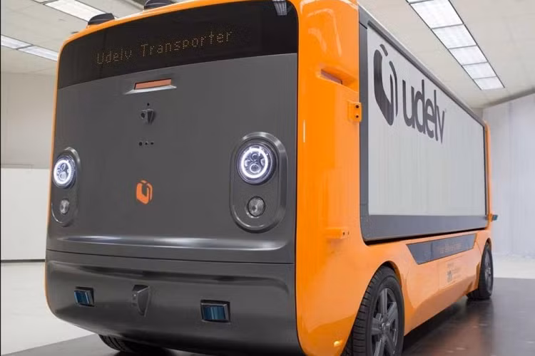 Nỗ lực mới nhất trong lĩnh vực này đến từ Udelv, một công ty ở California được thành lập vào năm 2017 với mục tiêu cách mạng hóa ngành hậu cần. Công ty đã hé lộ phương tiện giao hàng chạy điện tự hành Transporter của mình tại CES 2022, và Transporter có thể sẽ được đưa vào triển khai ngay trong năm tới.