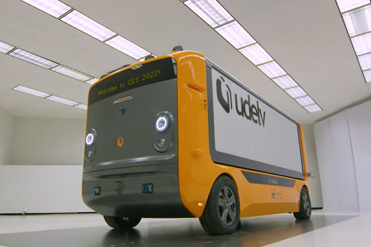 Udelv Transporter 2023 mới là thế hệ thứ 3 của mẫu xe đã bắt đầu được phát triển kể từ năm 2018 với vai trò là phương tiện giao hàng tự hành đầu tiên trên các con đường ở California.