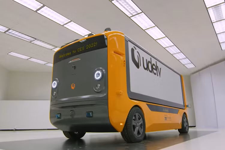 Udelv Transporter 2023 mới là thế hệ thứ 3 của mẫu xe đã bắt đầu được phát triển kể từ năm 2018 với vai trò là phương tiện giao hàng tự hành đầu tiên trên các con đường ở California.