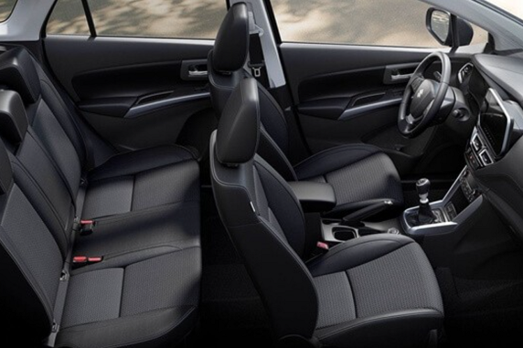 Chưa hết, nẹp mạ crôm trên lưới tản nhiệt còn ăn sâu vào bên trong cụm đèn pha, chia chi tiết này thành 2 phần. Trong đó, tầng bên trên là 3 đèn LED định vị ban ngày và bên dưới là đèn pha LED. Tiếp đến là nắp ca-pô cao hơn, đèn sương mù tròn trịa được đặt bên dưới đèn báo rẽ, hốc gió trung tâm hình chữ nhật và tấm ốp gầm màu bạc.