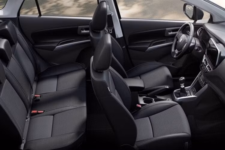 Chưa hết, nẹp mạ crôm trên lưới tản nhiệt còn ăn sâu vào bên trong cụm đèn pha, chia chi tiết này thành 2 phần. Trong đó, tầng bên trên là 3 đèn LED định vị ban ngày và bên dưới là đèn pha LED. Tiếp đến là nắp ca-pô cao hơn, đèn sương mù tròn trịa được đặt bên dưới đèn báo rẽ, hốc gió trung tâm hình chữ nhật và tấm ốp gầm màu bạc.