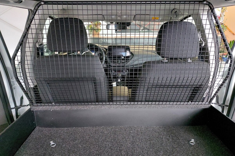 Nếu chi thêm tiền, khách hàng có thể lắp thêm một số phụ kiện cho Suzuki SX4 S-Cross phiên bản thương mại, ví dụ như vách dạng lưới ngăn khoang lái với khoang chở hàng. Bên cạnh đó là tấm chia khoang chở hàng thành 2 tầng. Trái ngược với nội thất, ngoại thất của Suzuki SX4 S-Cross 2022 phiên bản thương mại không có gì thay đổi. Xe vẫn sở hữu chiều dài 4.300 mm, chiều rộng 1.785 mm, chiều cao 1.580 mm và chiều dài cơ sở 2.600 mm.