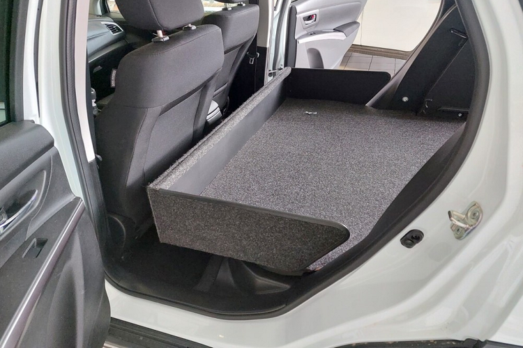 Được biết, hãng Suzuki đã bắt tay với công ty Jocquin chuyên độ khoang chở hàng của Pháp để tạo ra phiên bản thương mại của mẫu SUV hạng B này. Không chỉ có cốp rộng hơn, Suzuki SX4 S-Cross phiên bản thương mại mới còn được bổ sung vật liệu gia cố dưới sàn.