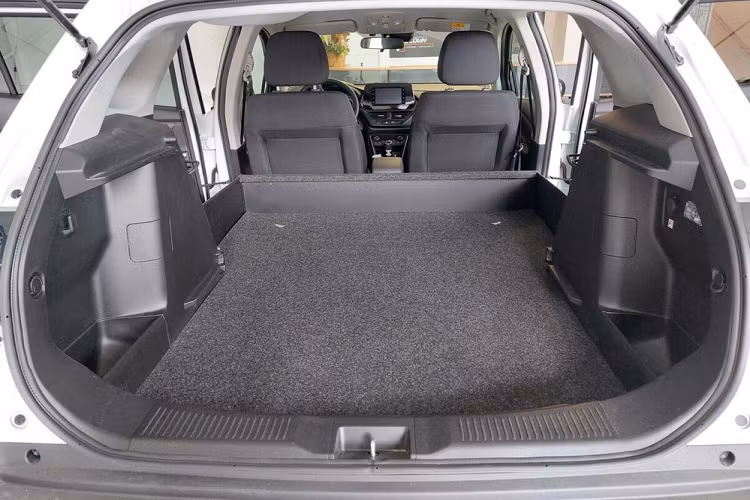 Điểm nhấn của phiên bản này chính là không gian nội thất chỉ có 2 ghế ngồi. Theo đó, hàng ghế sau của mẫu xe SUV Suzuki SX4 S-Cross đã bị tháo bỏ để mang đến khoang chở hàng có thể tích 1.340 lít và chiều cao 1.440 mm. Hai con số tương ứng của Suzuki SX4 S-Cross 2022 bản thường là 1.269 lít và 1.250 mm.