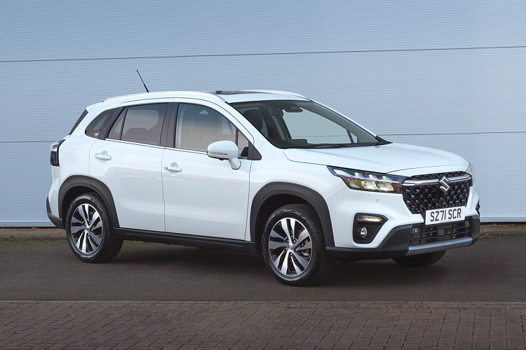 Động cơ kết hợp với hộp số sàn 6 cấp hoặc hộp số tự động 6 cấp, tiêu thụ lượng xăng trung bình khá thấp, chỉ 5,2 lít/100 km. Xe có cả hệ dẫn động 1 cầu lẫn 2 cầu, tùy theo lựa chọn của người mua.