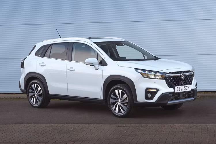 Động cơ kết hợp với hộp số sàn 6 cấp hoặc hộp số tự động 6 cấp, tiêu thụ lượng xăng trung bình khá thấp, chỉ 5,2 lít/100 km. Xe có cả hệ dẫn động 1 cầu lẫn 2 cầu, tùy theo lựa chọn của người mua.