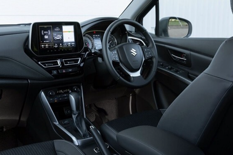 Bên sườn, mẫu SUV hạng B này có nẹp thân xe bằng nhựa màu đen, hốc bánh vuông vắn và bộ vành hợp kim với 5 chấu kép. Trong khi đó, đằng sau xe đi kèm cánh gió mui mở rộng, kính cỡ lớn, cụm đèn hậu nối với nhau bằng nẹp màu đen bóng, cản va sơn đen và tấm ốp gầm màu bạc.