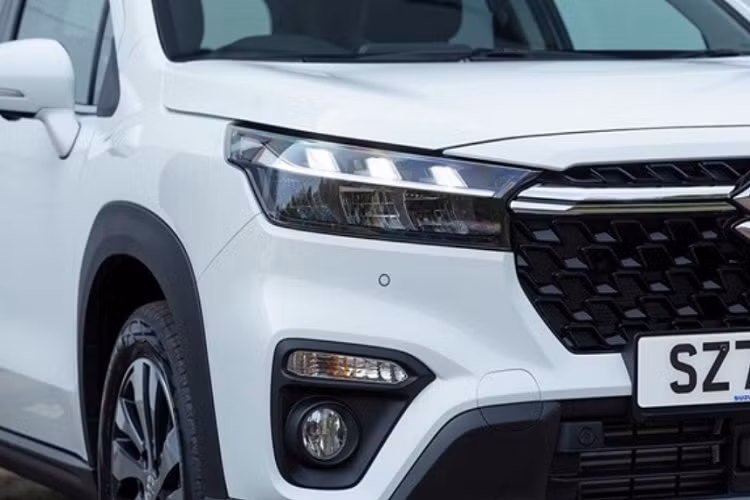Theo Suzuki, các đại lý của hãng tại thị trường Pháp đều có thể biến SX4 S-Cross thành phiên bản thương mại. Giá phụ kiện Suzuki SX4 S-Cross bản thương mại dao động từ 625 - 1.340 Euro (khoảng 15,4 - 30 triệu đồng).