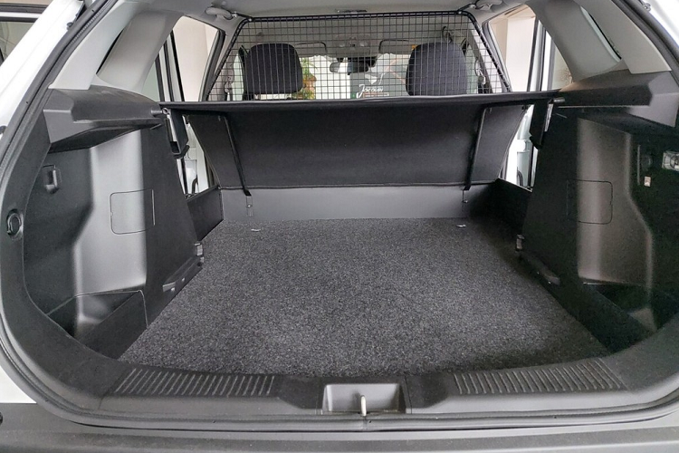 Được áp dụng phong cách thiết kế cứng cáp và khỏe khoắn hơn, SX4 S-Cross thế hệ mới sở hữu đầu xe thẳng đứng, gợi liên tưởng đến Suzuki XL7 đang bán tại Việt Nam. Trên đầu xe có lưới tản nhiệt mới rộng hơn và được sơn màu đen. Bên trong lưới tản nhiệt còn có 2 nẹp mạ crôm mới, nối liền với logo của hãng Suzuki.