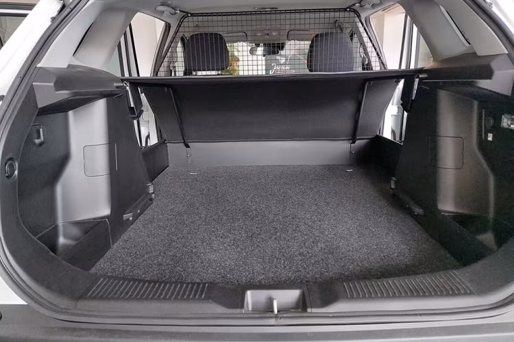 Được áp dụng phong cách thiết kế cứng cáp và khỏe khoắn hơn, SX4 S-Cross thế hệ mới sở hữu đầu xe thẳng đứng, gợi liên tưởng đến Suzuki XL7 đang bán tại Việt Nam. Trên đầu xe có lưới tản nhiệt mới rộng hơn và được sơn màu đen. Bên trong lưới tản nhiệt còn có 2 nẹp mạ crôm mới, nối liền với logo của hãng Suzuki.