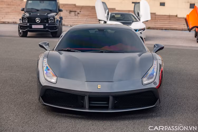 Lúc bấy giờ, những ánh mắt đầy tò mò từ các tín đồ tốc độ trên thế giới đều hướng về khoang động cơ của 488 GTB, bởi lẽ trước đó Ferrari đã khai tử cỗ máy V8 hút khí tự nhiên lừng danh sau hàng chục năm gắn bó để phát triển một khối động cơ mới.