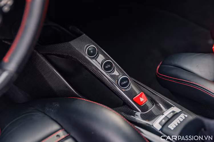 Xe sở hữu bộ mâm 5 chấu đơn sơn bạc kích thước 20 inch. Nhiều chi tiết carbon được trang bị tại các vị trí như hốc hút gió ngang hông, nắp bình xăng. Ferrari 488 GTB đó là khoang nội thất rộng rãi hơn các đối thủ trong cùng phân khúc. Người lái cũng như hành khách có đủ không gian để cảm thấy thoải mái khi sử dụng 488 trên những chuyến hành trình dài.