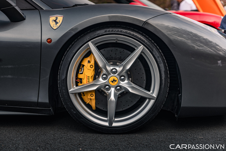 Chưa hết, những đặc điểm khí động học kế thừa từ truyền thống đua xe của Ferrari cũng xuất hiện trên 488 và mang lại khả năng vận hành ổn định cũng như tính thể thao cho "siêu ngựa". Thiết kế của 488 GTB còn được số đông đánh giá là ít lỗi thời, phù hợp với nhiều đối tượng khách hàng khác nhau.