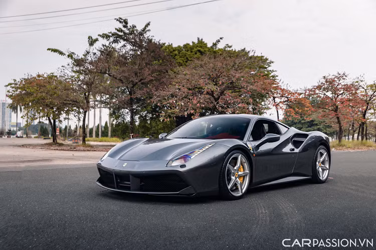 Mới đây, một chiếc siêu xe Ferrari 488 GTB màu xám đang xuất hiện trên sàn xe cũ chỉ có giá gần 9 tỷ đồng. Đây là một trong 2 chiếc 488 màu xám đang có mặt trong nước, chiếc còn lại thuộc sở hữu của một người chơi xe miền Nam.