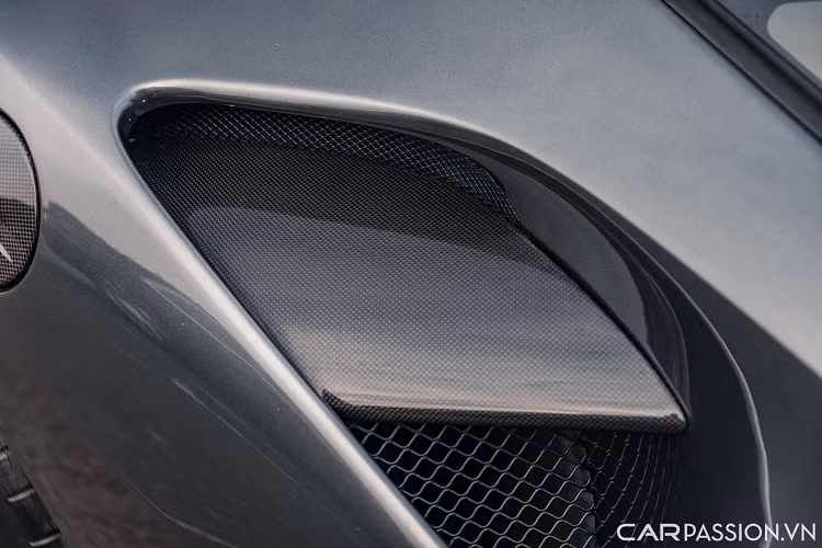 Phần táp-lô của "siêu ngựa" này có màu đỏ là chủ đạo kết hợp với các chi tiết được làm từ vật liệu carbon. Xe được trang bị hệ thống giải trí mới Digital Audio Broadcasting (DAB) kết hợp cùng ứng dụng Apple CarPlay, hệ thống âm thanh cao cấp của JBL-Harman gồm 12 loa có công suất 1.280 Watt...