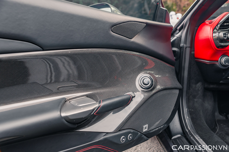 Chất liệu carbon được sử dụng cho các bộ phận như vô-lăng, lẫy chuyển số, cửa xe, bệ đặt nút bấm của hộp số. Xe trang bị ghế ngồi bọc da màu đen như xe đua cùng đường sọc màu đỏ, cũng được làm từ sợi carbon nhằm giảm trọng lượng.
