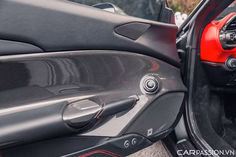 Chất liệu carbon được sử dụng cho các bộ phận như vô-lăng, lẫy chuyển số, cửa xe, bệ đặt nút bấm của hộp số. Xe trang bị ghế ngồi bọc da màu đen như xe đua cùng đường sọc màu đỏ, cũng được làm từ sợi carbon nhằm giảm trọng lượng.