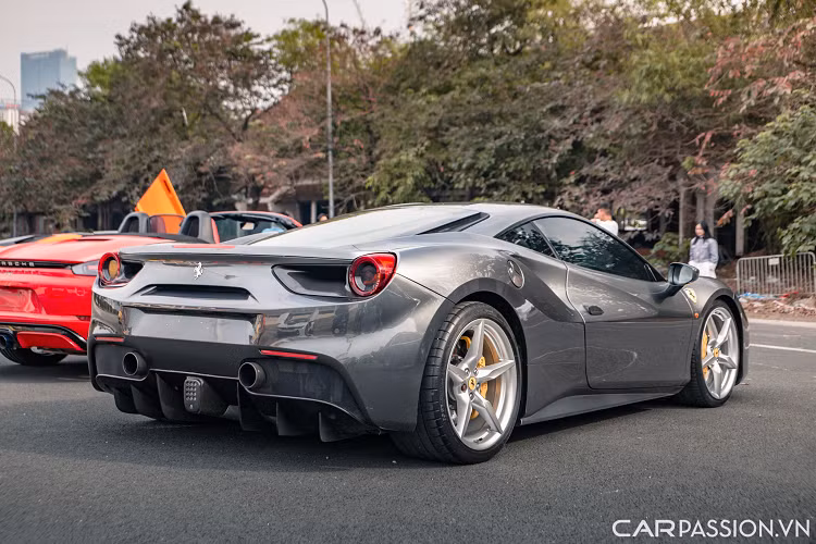 Chiếc Ferrari 488 GTB trong bài sở hữu lớp sơn màu xám Grigio Silverstone. Chiếc 488 này từng thuộc sở hữu của tay chơi xe nổi tiếng Cường Đô la. Ferrari 488 GTB sở hữu những đường nét vuông vức và hầm hố hơn khi được tích hợp thêm các khe hút gió cỡ lớn.