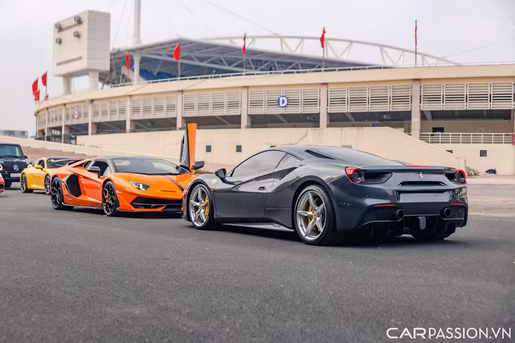 Mặc dù vậy, không vì thế mà thiết kế của xe mất đi sự tinh tế vốn có trên các sản phẩm mang logo "ngựa chồm", điều này có được nhờ phần thân xe uốn lượn đầy quyến rũ lấy cảm hứng từ những người tiền nhiệm là 458 Italia và F430.