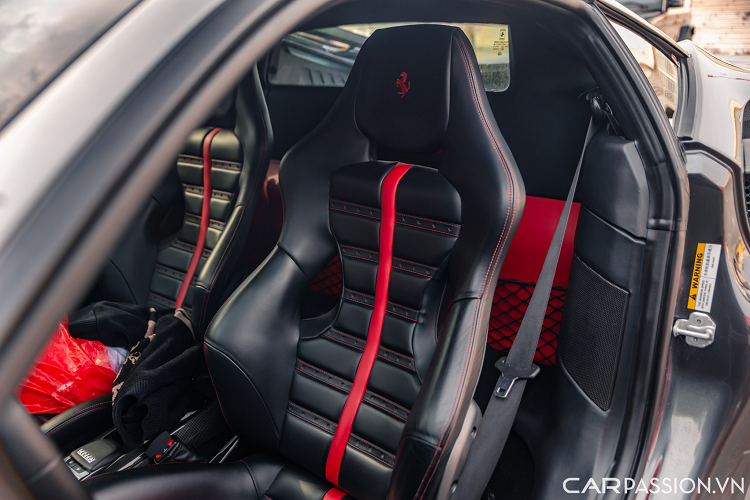 Vô lăng thể thao carbon kết hợp cùng với da cao cấp, tích hợp nhiều nút bấm như xi nhan, điều chỉnh phuộc, nút đề nổ Start/Stop cùng núm xoay chỉnh chế độ lái Manettino.