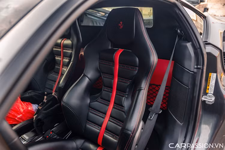 Vô lăng thể thao carbon kết hợp cùng với da cao cấp, tích hợp nhiều nút bấm như xi nhan, điều chỉnh phuộc, nút đề nổ Start/Stop cùng núm xoay chỉnh chế độ lái Manettino.