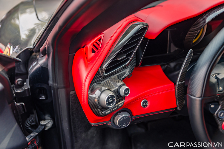 Ferrari 488 GTB sử dụng cỗ máy V8 tăng áp kép đặt giữa có dung tích 3.9 lít, sản sinh công suất tối đa 661 mã lực tại vòng tua máy 8.000 vòng/phút và mô-men xoắn cực đại đạt mức 760 Nm tại vòng tua máy 3.000 vòng/phút.