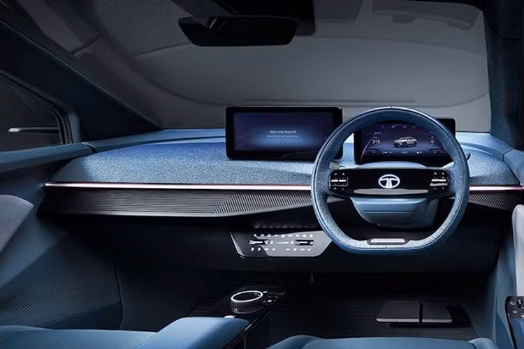 Phía trên nó có một cánh gió thiết kế tách rời, đóng vai trò ngăn cách giữa nắp cốp và cửa sổ toàn cảnh. Ngay bên dưới bộ đèn sáng tạo là một dải đèn LED khác kết nối đèn hậu.