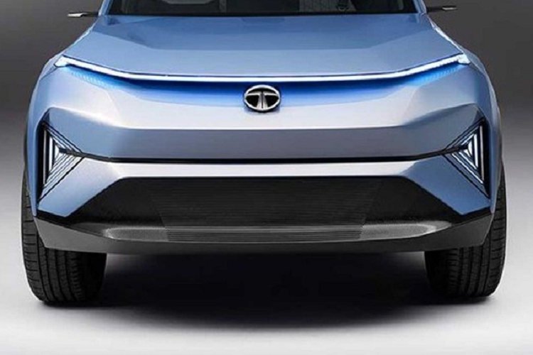 Nội thất xe được làm theo một công thức thiết kế tối giản tương tự với mặt táp lô phẳng và màn hình kiểu máy tính bảng to lớn ở phía trên. Bảng điều khiển HVAC có các nút cảm ứng điện dung, và cabin cũng có một cụm điều khiển trung tâm nổi với bộ chọn số dạng xoay tròn.