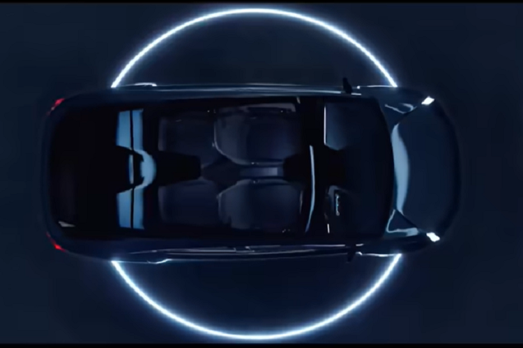 Vô lăng xe được bọc bằng da màu xanh ở vòng tròn bên ngoài, và một miếng vải đẹp mắt ở vòng tròn bên trong, phù hợp với chất liệu hoàn thiện mặt táp lô. Phía sau vô lăng là một màn hình thứ hai nhỏ hơn, có nhiệm vụ cung cấp thông tin cơ bản về chiếc xe và hành trình chuyến đi.