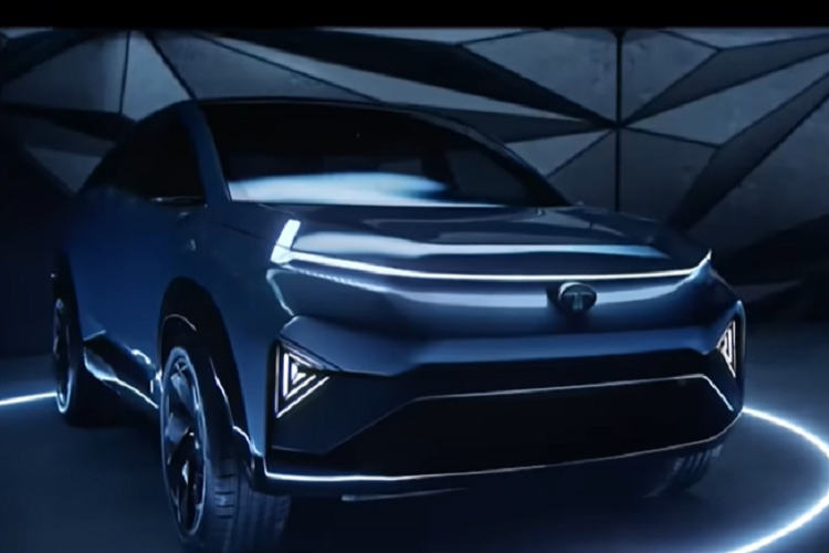 Tata nói rằng phiên bản sản xuất của mẫu concept Curvv sẽ được ra mắt thị trường trong vòng hai năm tới với phiên bản đầu tiên sẽ là bản chạy điện hoàn toàn. Mẫu xe này sẽ được chế tạo dựa trên khung gầm xe điện Generation 2 của công ty, và cũng sẽ được cung cấp với hệ truyền động động cơ đốt trong và/hoặc hybrid.