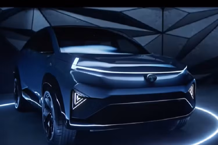 Tata nói rằng phiên bản sản xuất của mẫu concept Curvv sẽ được ra mắt thị trường trong vòng hai năm tới với phiên bản đầu tiên sẽ là bản chạy điện hoàn toàn. Mẫu xe này sẽ được chế tạo dựa trên khung gầm xe điện Generation 2 của công ty, và cũng sẽ được cung cấp với hệ truyền động động cơ đốt trong và/hoặc hybrid.