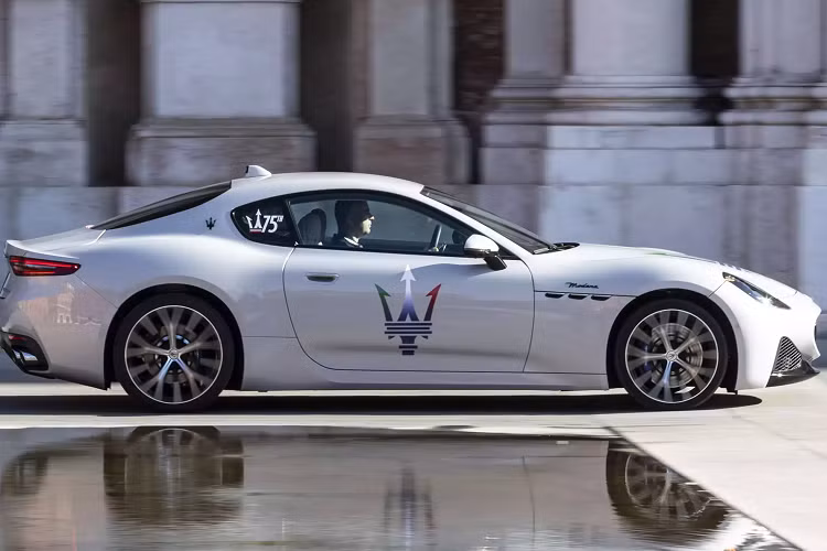 Theo dự kiến, phiên bản GranTurismo chạy điện hoàn toàn với hiệu suất vượt trội cũng sẽ được công bố, trang bị 3 mô-tơ điện sản sinh công suất khoảng 1.200 mã lực, giúp xe tăng tốc từ 0-100 km/h trong 2,6 giây và đạt tốc độ tối đa 320 km/h.