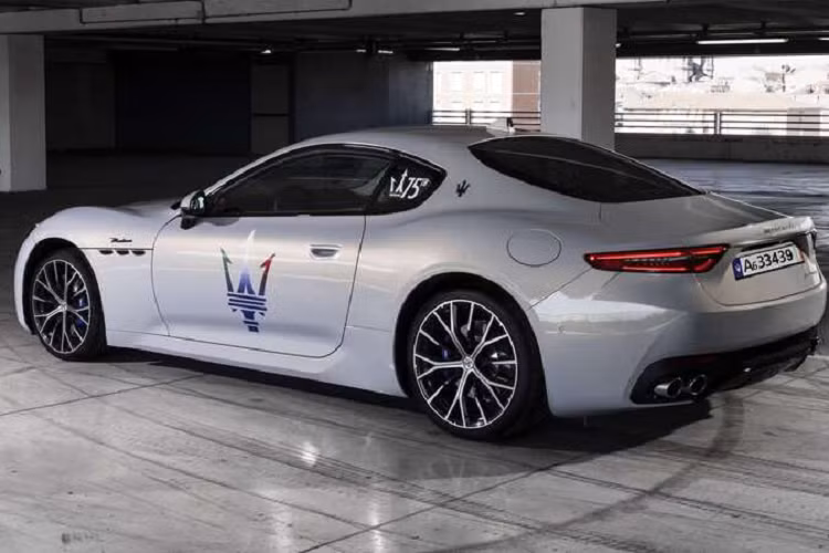 Mặc dù lối thiết kế của siêu xe Maserati GranTurismo 2022 không quá hầm hố nhưng vẫn mang đến cho người nhìn một cảm giác thể thao, sang trọng và tiện nghi. Theo Maserati, màu sơn trên GranTurismo được lấy cảm hứng từ mẫu A6 1500, nhằm kỷ niệm 75 năm thành lập của hãng.