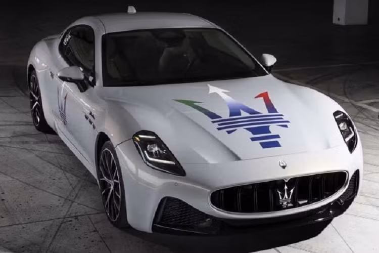 Hình ảnh được hãng xe Ý đăng tải cho thấy ngoại hình của Maserati GranTurismo 2022 mới có một số điểm tương đồng với siêu xe MC20 ở cả phần đầu xe và đèn hậu. Trong khi vẫn giữ lại đôi nét của thế hệ cuối năm 1990 như là các lỗ thông gió trên hốc bánh trước và huy hiệu “cây đinh ba” mang tính biểu tượng của hãng ở cột C phía sau.
